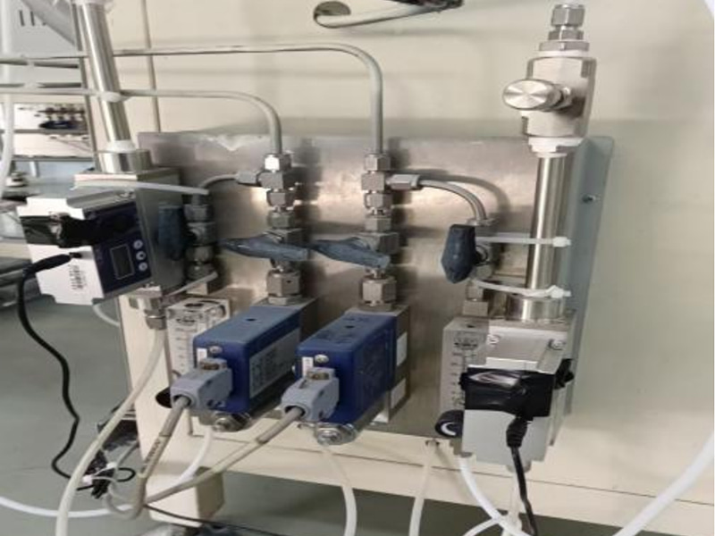 Správa o aplikácii regulátora hmotnostného toku MFC pre vákuové nanášacie zariadenie magnetrónovým naprašovaním